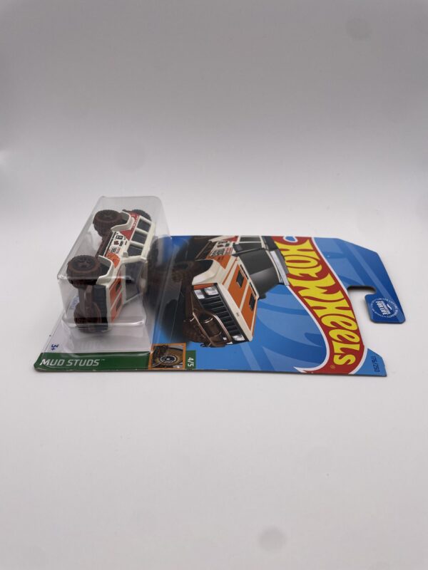 2023 Hot Wheels Treasure Hunt '95 Jeep Cherokee - Image 3