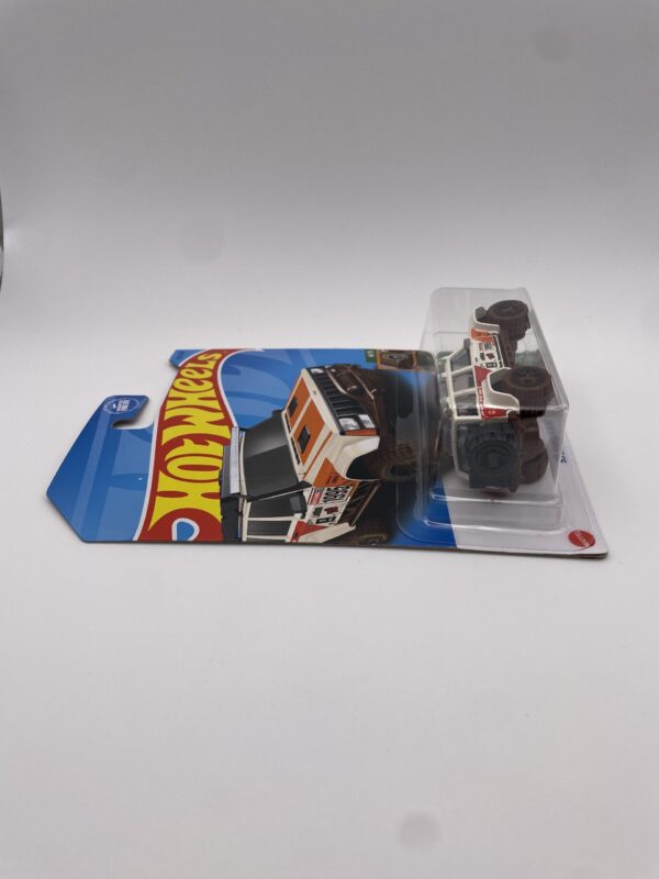 2023 Hot Wheels Treasure Hunt '95 Jeep Cherokee - Image 4